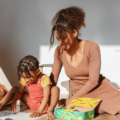 Enfant qui apprend avec sa maman
